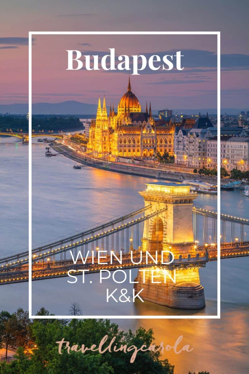 Blick auf die beleuchtete Kettenbrücke und das Parlament