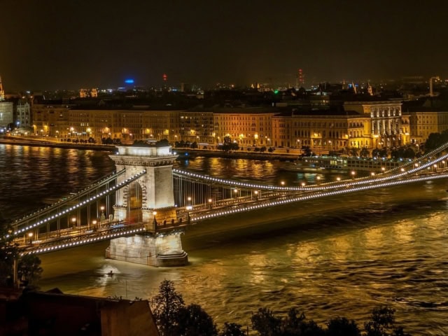 Kettenb&uuml;rcke in Budapest bei Nacht